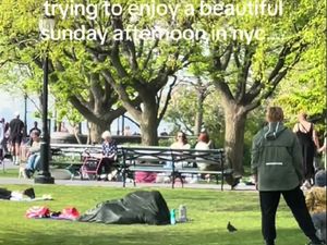 Nggak Tahu Malu! Pasangan Mesum di Tengah Taman Penuh Orang