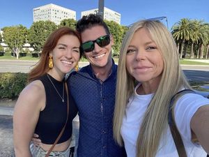 Pria Ini Tinggal Bareng 2 Pacarnya, Dapat Banyak Hujatan