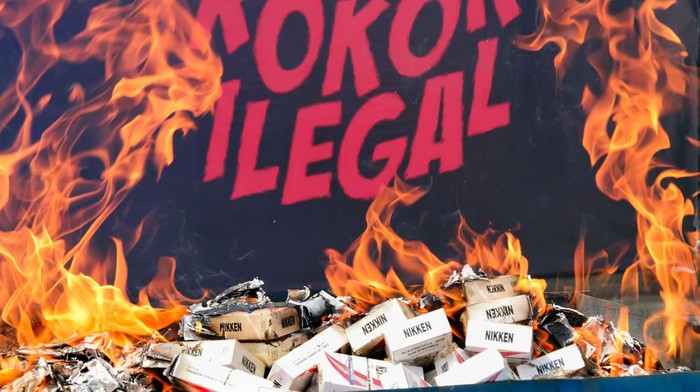 Pemusnahan Rokok Ilegal Tangkapan Bea Cukai Petugas Bea dan Cukai mengerjakan pemusnhan rokok ilegal di Kantor Pengawasan dan Pelayanan Bea dan Cukai, Lhokseumawe, Aceh, Jumat (03/05/2024). Sebanyak 298.000 batang rokok non cukai atau ilegal banyak sekali merek dan jenis hasil tangkapan tersebut dimusnahkan dengan cara dibakar. ANTARA FOTO/Rahmad/foc.