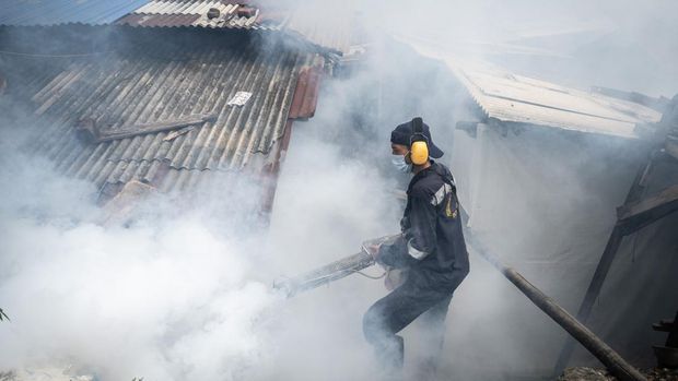 Seorang petugas melakukan pengasapan (fogging) di kawasan permukiman, Kelurahan Grogol, Jakarta, Kamis (2/5/2024). Pengasapan tersebut untuk memberantas nyamuk Aedes aegypti dalam upaya mencegah wabah demam berdarah dengue (DBD) di Jakarta. ANTARA FOTO/Bayu Pratama S./nym.