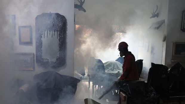 Pengasapan antisipasi wabah DBD di Jakarta Seorang petugas melakukan pengasapan (fogging) di perumahan Ikip, Duren Sawit, Jakarta Timur, Jumat (3/4/2025). Pengasapan tersebut untuk memberantas nyamuk aedes aegypti dalam upaya mencegah wabah demam berdarah dengue (DBD) di lingkungan tersebut. ANTARA FOTO/ Fakhri Hermansyah