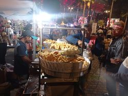 Ramai Pengunjung Nobar Timnas Indonesia di GBK, Penjual Gorengan Cuan