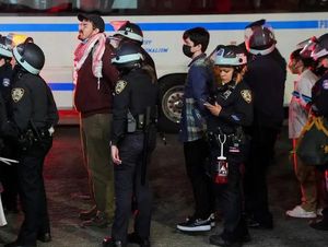 Polisi Tangkap 25 Orang Pro-Palestina Demo di Kampus AS Polisi Tangkap 25 Orang Pro-Palestina Demo di Kampus AS