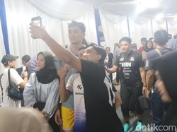 Saat Pemain Jakarta STIN BIN Diserbu Fans Minta Foto Bareng