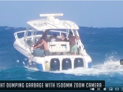 Dua ABG Ini Bikin Heboh gegara Buang Tong Sampah ke Laut