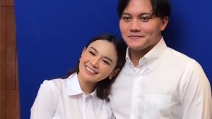 5 Momen Mesra Rizky Febian & Mahalini Pemotretan Berlatar Biru Jelang Menikah