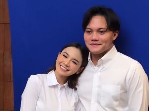 5 Momen Mesra Rizky Febian & Mahalini Pemotretan Berlatar Biru Jelang Menikah