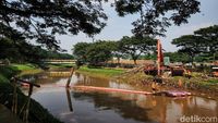Sampah Kali Pesanggrahan Dibersihkan