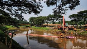 Sampah Kali Pesanggrahan Dibersihkan