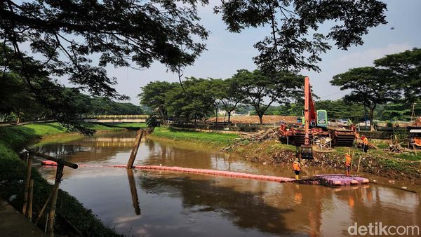 Sampah Kali Pesanggrahan Dibersihkan