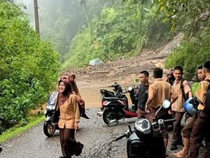 Longsor Timbun Akses Jalan di Lembang Pinrang, Siswa Terhambat ke Sekolah Longsor Timbun Akses Jalan di Lembang Pinrang, Siswa Terhambat ke Sekolah