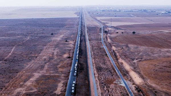 Truk Pembawa Bantuan untuk Gaza Mengular di Perbatasan Rafah
