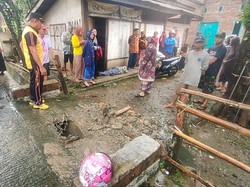 Siswi SD di Bone Tewas Terseret Banjir Saat Cari Uang Jajan Jatuh di Got