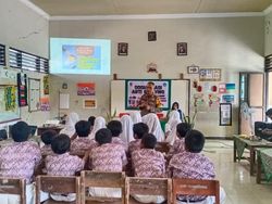 Polisi Blusukan ke Sekolah di Bojonegoro Sosialisasi Anti-Bulliying ke Siswa
