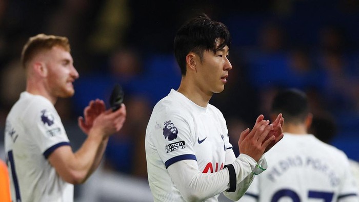 Soccer Football - Premier League - Chelsea v Tottenham Hotspur - Stamford Bridge, London, Britain - May 2, 2024  Tottenham Hotspurs Son Heung-min and Dejan Kulusevski applaud fans after the match Action Images via Reuters/Matthew Childs NO USE WITH UNAUTHORIZED AUDIO, VIDEO, DATA, FIXTURE LISTS, CLUB/LEAGUE LOGOS OR LIVE SERVICES. ONLINE IN-MATCH USE LIMITED TO 45 IMAGES, NO VIDEO EMULATION. NO USE IN BETTING, GAMES OR SINGLE CLUB/LEAGUE/PLAYER PUBLICATIONS.