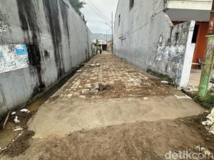 Warga Keluhkan Proyek Jalan Tanpa Drainase di Makassar, Potensi Picu Banjir