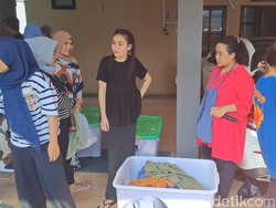 Bazaar Baju Bekas di Rumah Ayu Ting Ting Diserbu Warga