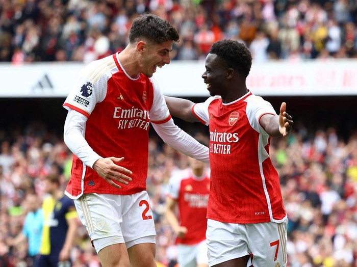 Soccer Football - Premier League - Arsenal v AFC Bournemouth - Emirates Stadium, London, Britain - May 4, 2024 Arsenal's Bukayo Saka celebrates scoring their first goal with Kai Havertz Action Images via Reuters/Paul Childs NO USE WITH UNAUTHORIZED AUDIO, VIDEO, DATA, FIXTURE LISTS, CLUB/LEAGUE LOGOS OR 'LIVE' SERVICES. ONLINE IN-MATCH USE LIMITED TO 45 IMAGES, NO VIDEO EMULATION. NO USE IN BETTING, GAMES OR SINGLE CLUB/LEAGUE/PLAYER PUBLICATIONS.