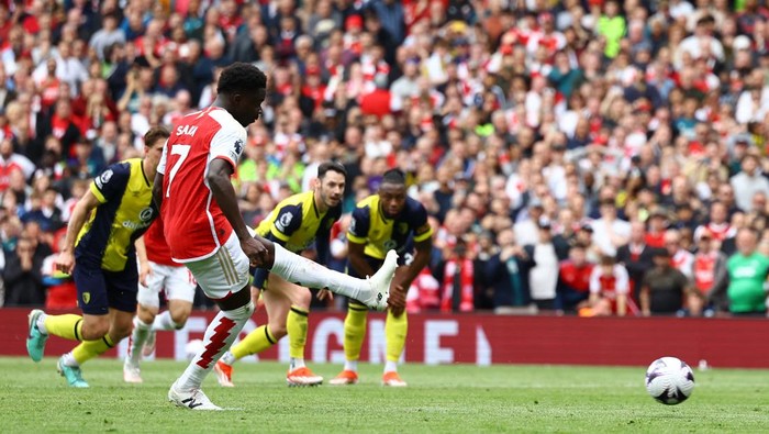 Soccer Football - Premier League - Arsenal v AFC Bournemouth - Emirates Stadium, London, Britain - May 4, 2024 Arsenals Bukayo Saka scores their first goal from the penalty spot Action Images via Reuters/Paul Childs NO USE WITH UNAUTHORIZED AUDIO, VIDEO, DATA, FIXTURE LISTS, CLUB/LEAGUE LOGOS OR LIVE SERVICES. ONLINE IN-MATCH USE LIMITED TO 45 IMAGES, NO VIDEO EMULATION. NO USE IN BETTING, GAMES OR SINGLE CLUB/LEAGUE/PLAYER PUBLICATIONS.