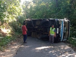 Tak Kuat Menanjak, Bus Wisatawan Terguling di Jalur Wisata Pantai Balekambang