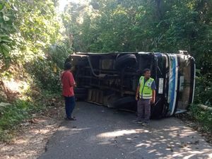 Tak Kuat Menanjak, Bus Wisatawan Terguling di Jalur Wisata Pantai Balekambang Tak Kuat Menanjak, Bus Wisatawan Terguling di Jalur Wisata Pantai Balekambang