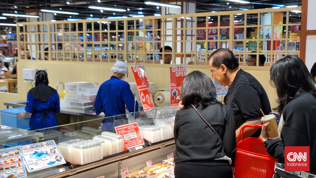 Chairul Tanjung meresmikan Oishiwa Japanese Delicatessen di Transmart Central Park (Sakti Darma Abhiyoso)