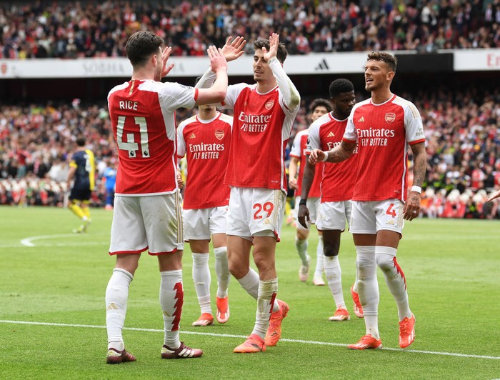 LONDON, ENGLAND - MAY 04: Declan Rice celebrates scoring Arsenals 3rd goal with Kai Havertz and Ben White during the Premier League match between Arsenal FC and AFC Bournemouth at Emirates Stadium on May 04, 2024 in London, England. (Photo by David Price/Arsenal FC via Getty Images)