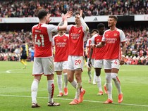 Arsenal Gelar Gladi Resik Angkat Trofi Liga Inggris di Emirates