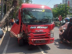 Sopir Ngantuk, Elf Muat Rombongan Wisatawan Tabrak Pohon di Surabaya