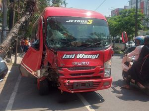 Sopir Ngantuk, Elf Muat Rombongan Wisatawan Tabrak Pohon di Surabaya Sopir Ngantuk, Elf Muat Rombongan Wisatawan Tabrak Pohon di Surabaya