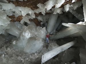 Gua Kristal Raksasa Menakjubkan Tapi Bisa Bunuh Manusia