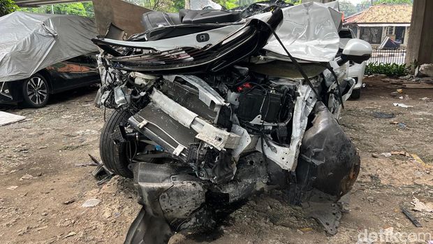 Kecelakaan antara mobil Honda HR-V dan Bis Kuning (Biskun) terjadi di lingkungan kampus UI. Ini penampakan HR-V dan Biskun yang telah dievakuasi. (Rumondang/detikcom)