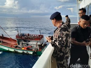 Kapal Ikan Vietnam Kabur Dikejar Petugas di Laut Natuna Kapal Ikan Vietnam Kabur Dikejar Petugas di Laut Natuna