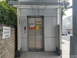 7 Orang Terjebak di Lift JPO Jalan Tunjungan gegara Kelebihan Muatan