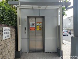 7 Orang Terjebak di Lift JPO Jalan Tunjungan gegara Kelebihan Muatan 7 Orang Terjebak di Lift JPO Jalan Tunjungan gegara Kelebihan Muatan