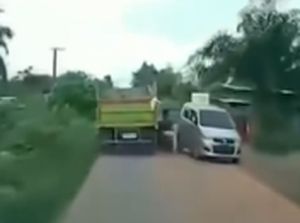 Detik-detik Pemotor di Jambi Gagal Nyalip Truk Hingga Nyaris Terlindas