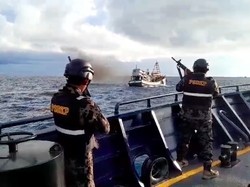 Dor Dor Dor! Momen Kapal Ikan Asing Ditangkap di Laut Natuna