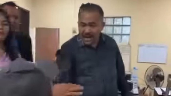 Pengacara Kamaruddin Simanjuntak cekcok dengan Kamiso (49), pelaku pembacokan warga di Deli Serdang. (tangkapan layar) Pengacara Kamaruddin Simanjuntak cekcok dengan Kamiso (49), pelaku pembacokan warga di Deli Serdang. (tangkapan layar)