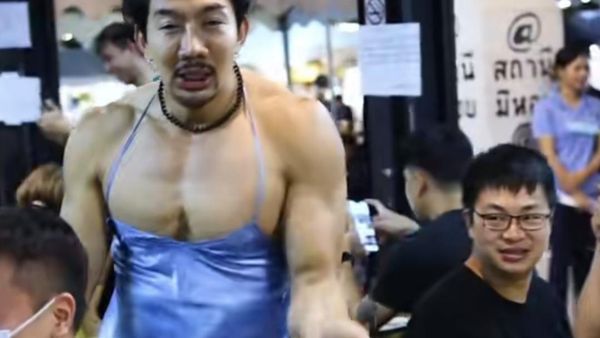 10 Gaya Nyentrik Pedagang Makanan Ini Sukses Pikat Pembeli