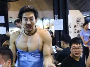 10 Gaya Nyentrik Pedagang Makanan Ini Sukses Pikat Pembeli