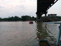 Karyawan Minimarket di Lamongan Tercebur ke Bengawan Solo