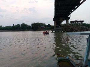 Karyawan Minimarket di Lamongan Tercebur ke Bengawan Solo Karyawan Minimarket di Lamongan Tercebur ke Bengawan Solo