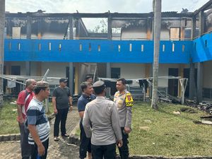 Gedung Asrama di SMA 3 Kayu Agung Ludes Terbakar Diduga Korsleting Listrik Gedung Asrama di SMA 3 Kayu Agung Ludes Terbakar Diduga Korsleting Listrik