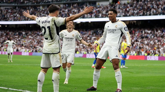 MADRID, SPAIN - MAY 04: Jude Bellingham of Real Madrid celebrates scoring his teams second goal with teammates Brahim Diaz and Luka Modric during the LaLiga EA Sports match between Real Madrid CF and Cadiz CF at Santiago Bernabéu Stadium on May 04, 2024 in Madrid, Spain. (Photo by Florencia Tan Jun/Getty Images)