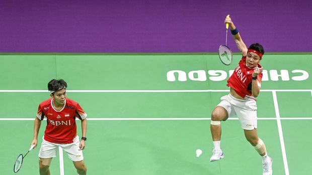 Pebulu tangkis ganda putri Indonesia Apriyani Rahayu (kanan) dan Siti Fadia Silva Ramadhanti (kiri) mengembalikan kok ke arah ganda putri Korea Selatan Baek Ha Na dan Lee So Hee dalam semifinal Piala Uber 2024 di Chengdu Hi Tech Zone Sports Center Gymnasium, Chengdu, China, Sabtu (4/5/2024). Apri/Fadia kalah 6-21, 18-21 dan tim Indonesia imbang 1-1 atas Korea Selatan. ANTARA FOTO/Galih Pradipta