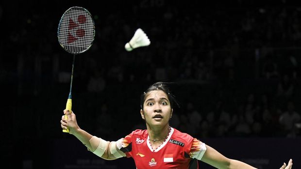 Pebulu tangkis tunggal putri Indonesia Ester Nurumi Tri Wardoyo mengembalikan kok ke arah pebulu tangkis Korea Selatan Kim Ga Ram dalam semifinal Piala Uber 2024 di Chengdu Hi Tech Zone Sports Center Gymnasium, Chengdu, China, Sabtu (4/5/2024).  Ester menang 20-22, 21-16, 21-12 dan tim Indonesia sementara unggul 2-1 atas Korea Selatan. ANTARA FOTO/Galih Pradipta