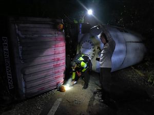 Truk Tangki LPG Tewaskan 3 Orang di Bojonegoro Belum Dievakuasi, Macet Mengular