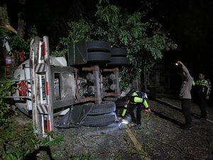 Detik-detik Truk Tangki LPG Tabrak Motor Tewaskan 3 Orang Sekeluarga