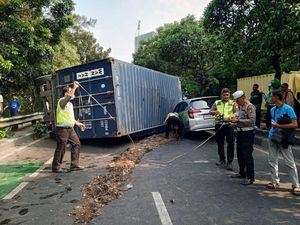 Pelajaran dari Peristiwa Truk Terguling lalu Timpa Mobil di Flyover Bekasi Pelajaran dari Peristiwa Truk Terguling lalu Timpa Mobil di Flyover Bekasi