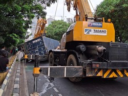 Truk Terguling Timpa Mobil di Flyover Pekayon Bekasi Sudah Dievakuasi
